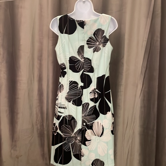 Floral fitted sheath dress. Size 8. - Picture 4 of 7